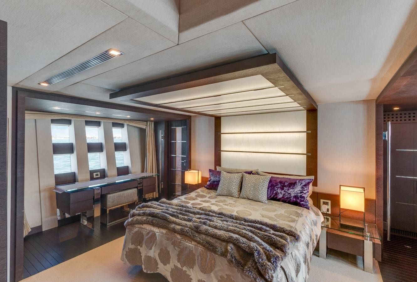 Azimut 103 | Scarlet