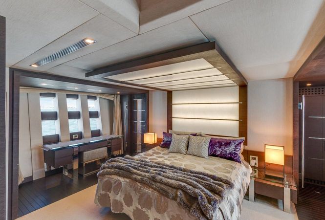 Azimut 103 | Scarlet