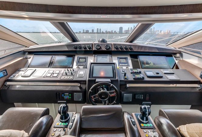 Azimut 103 | Scarlet