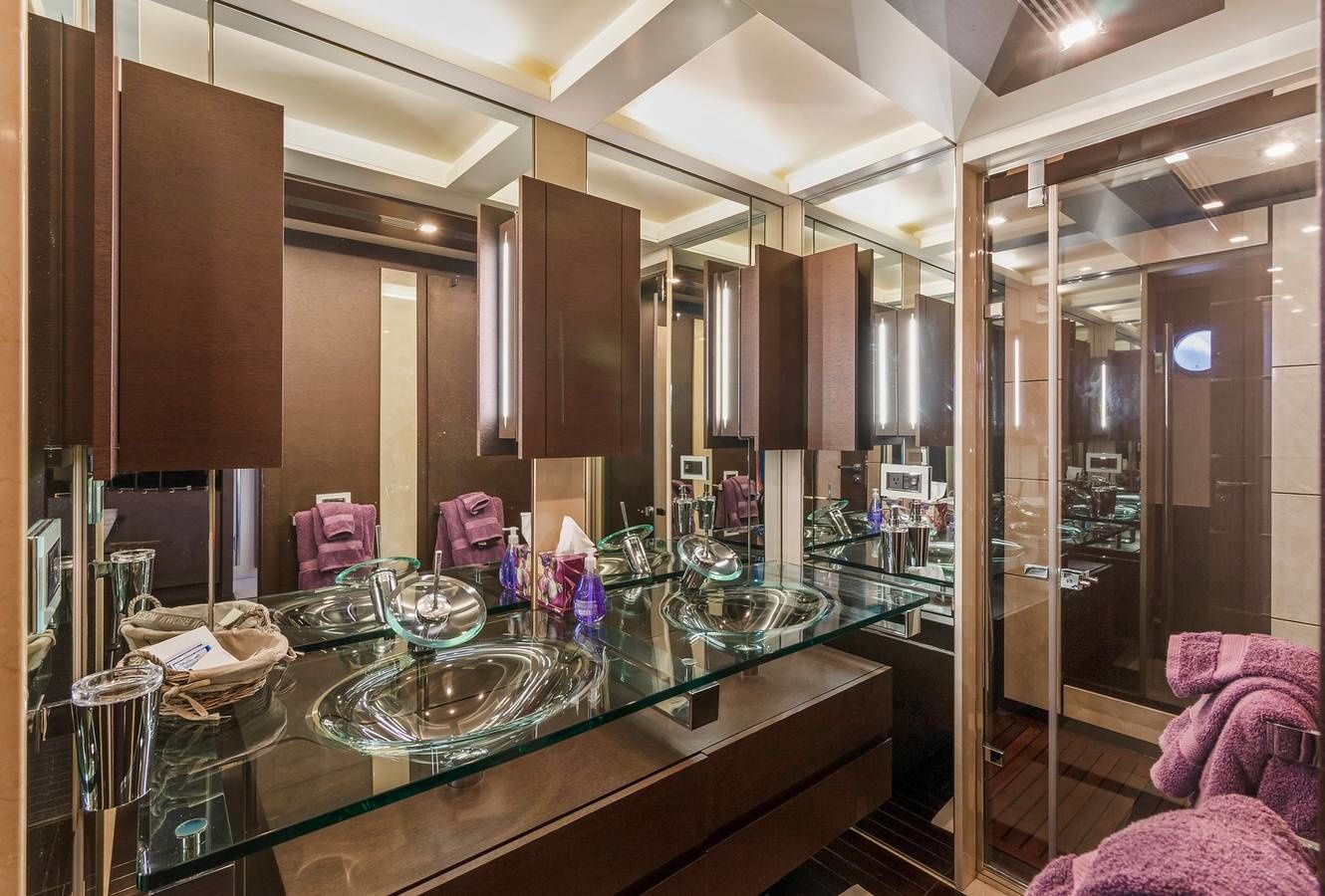 Azimut 103 | Scarlet