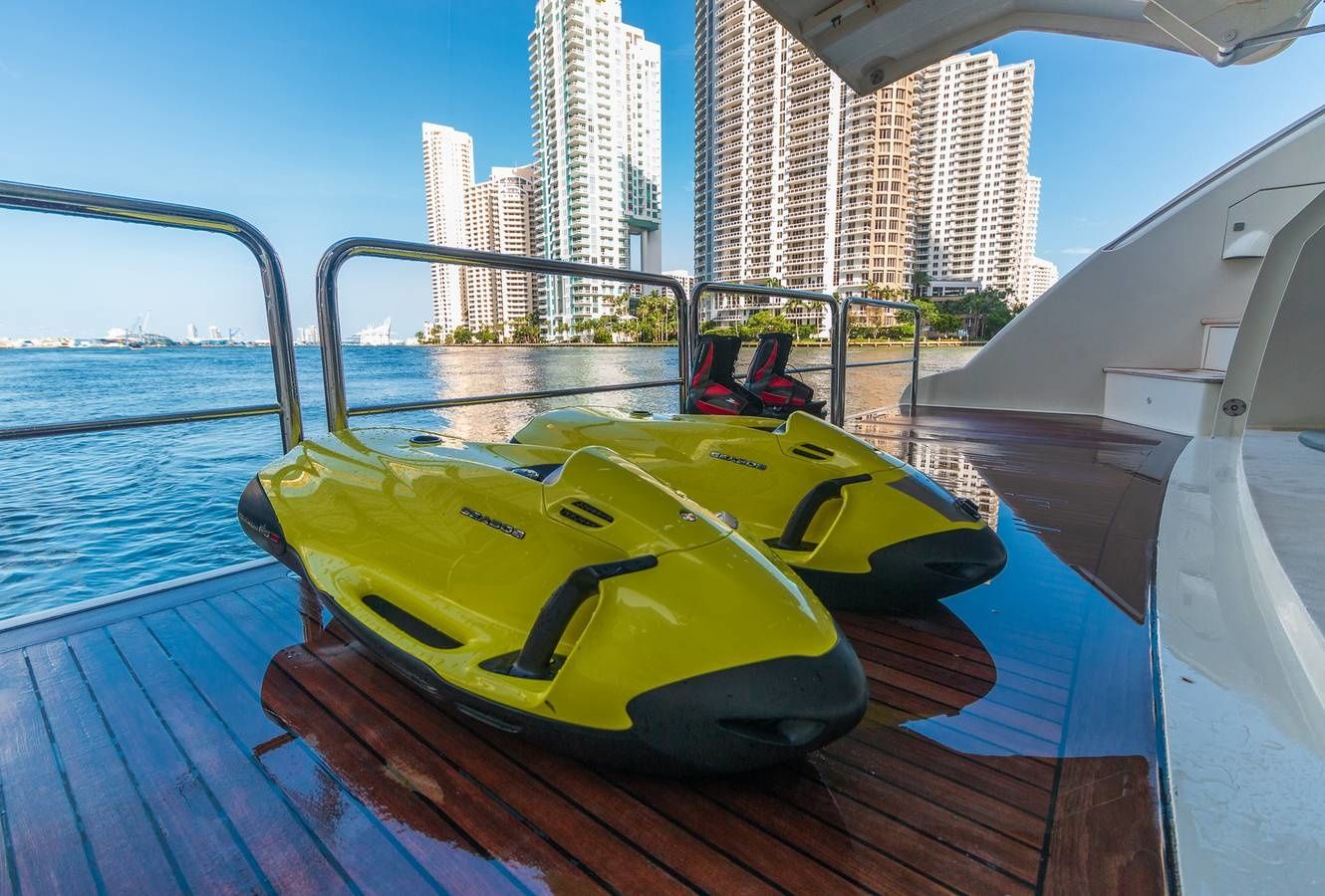 Azimut 103 | Scarlet