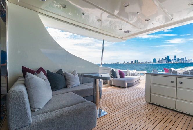 Azimut 103 | Scarlet