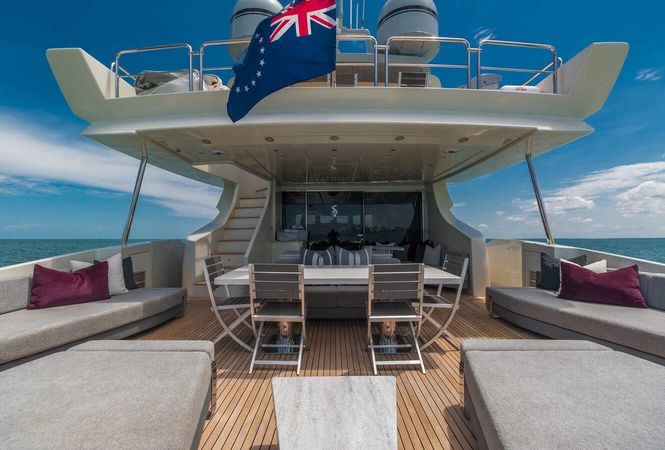 Azimut 103 | Scarlet