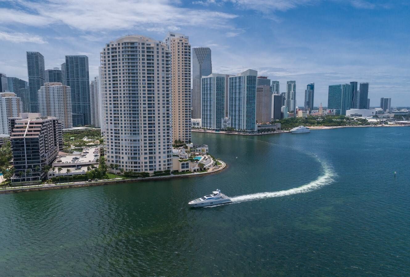 Azimut 103 | Scarlet