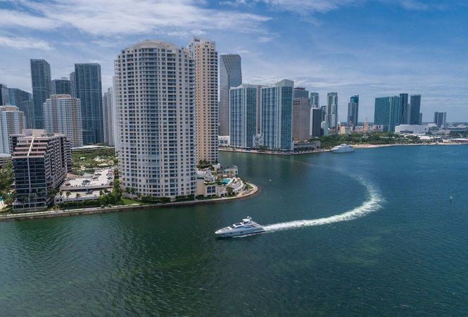 Azimut 103 | Scarlet