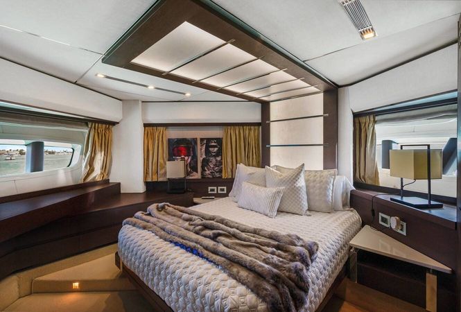 Azimut 103 | Scarlet