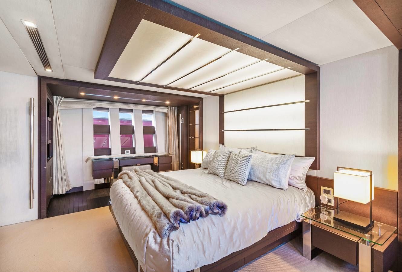 Azimut 103 | Scarlet