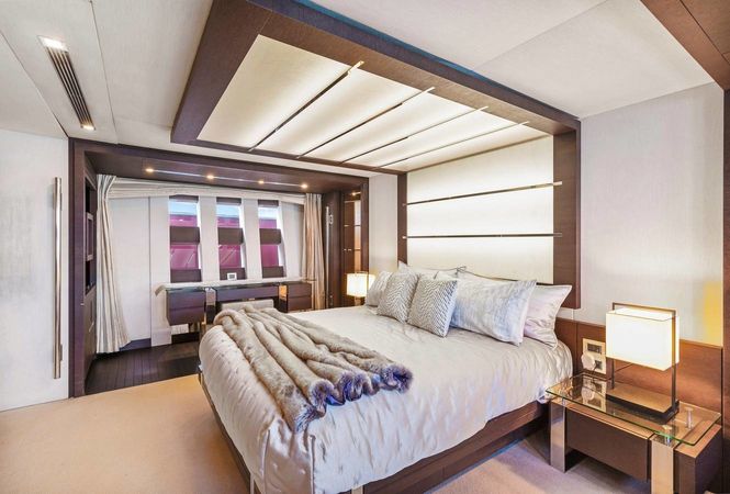 Azimut 103 | Scarlet