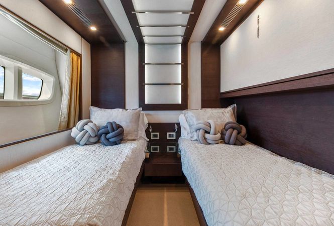 Azimut 103 | Scarlet