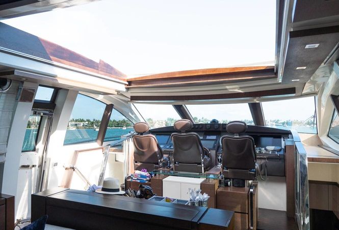 Azimut 103 | Scarlet