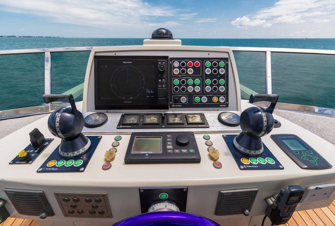 Azimut 103 | Scarlet