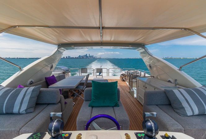 Azimut 103 | Scarlet