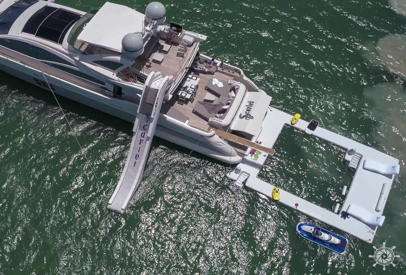 Azimut 103 | Scarlet