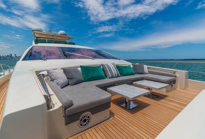 Azimut 103 | Scarlet