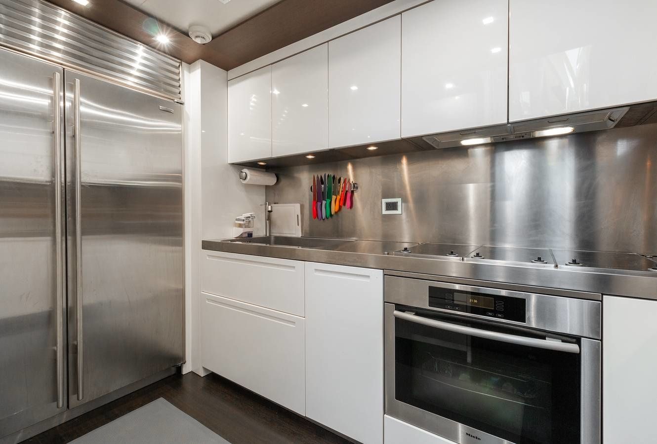 Azimut 103 | Scarlet