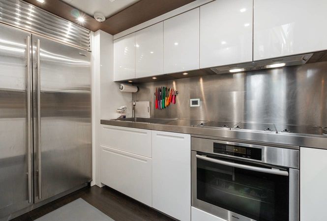 Azimut 103 | Scarlet