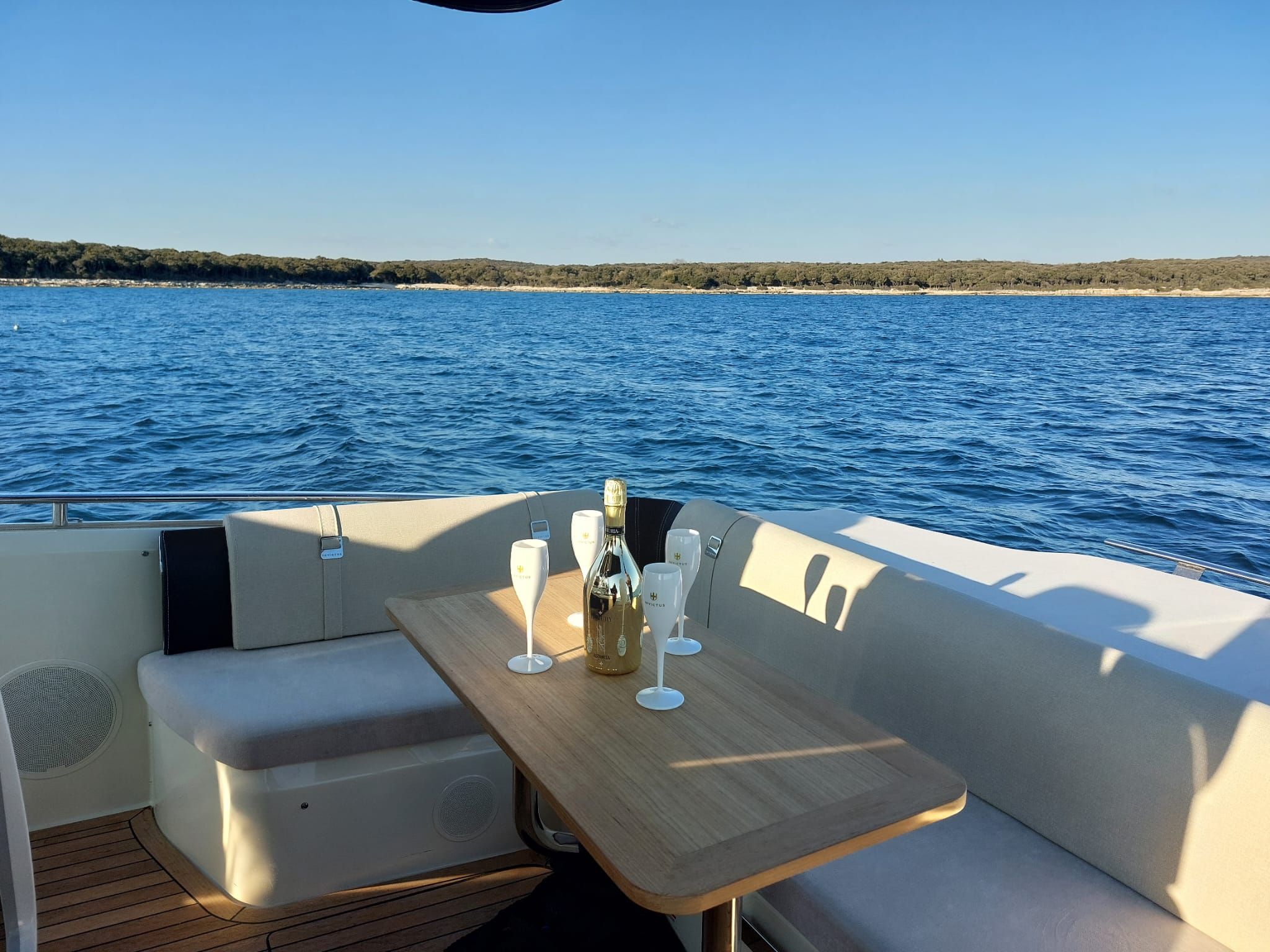 Invictus GT 320 | Gin Tonic