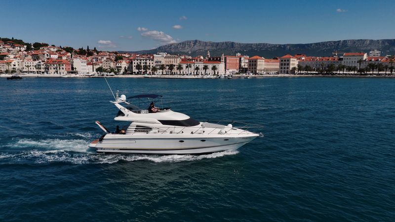 Sunseeker Manhattan 48 Fly | Klara