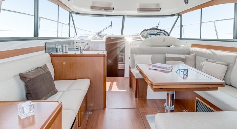 Beneteau Antares 42 | Friendly