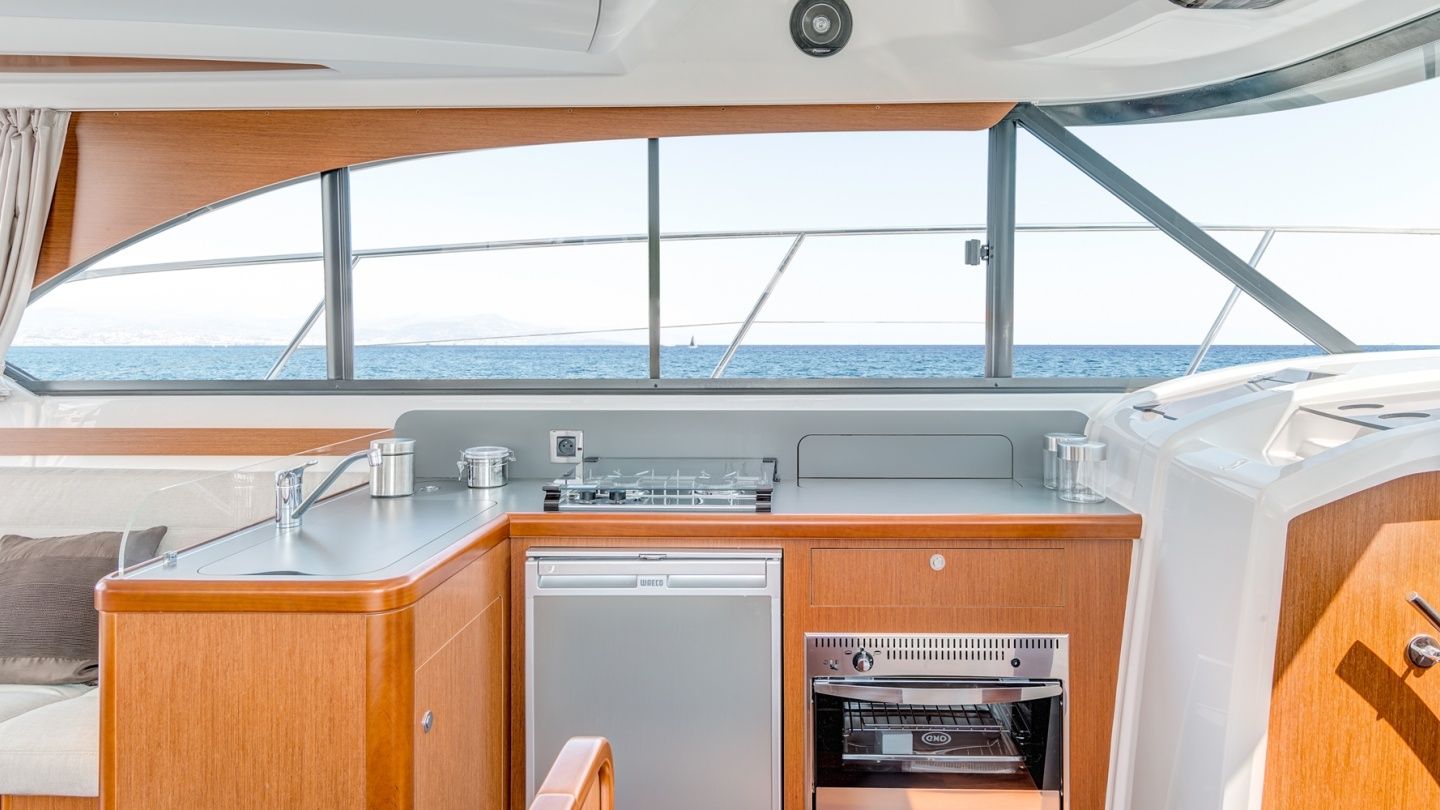 Beneteau Antares 42 | Friendly