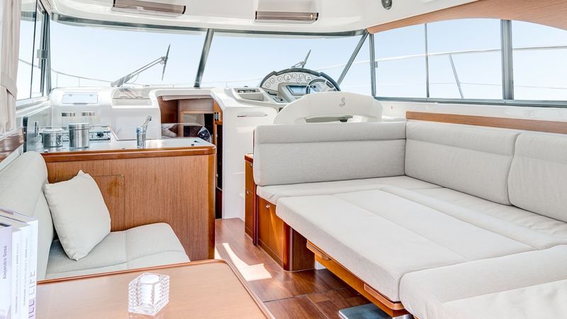 Beneteau Antares 42 | Friendly