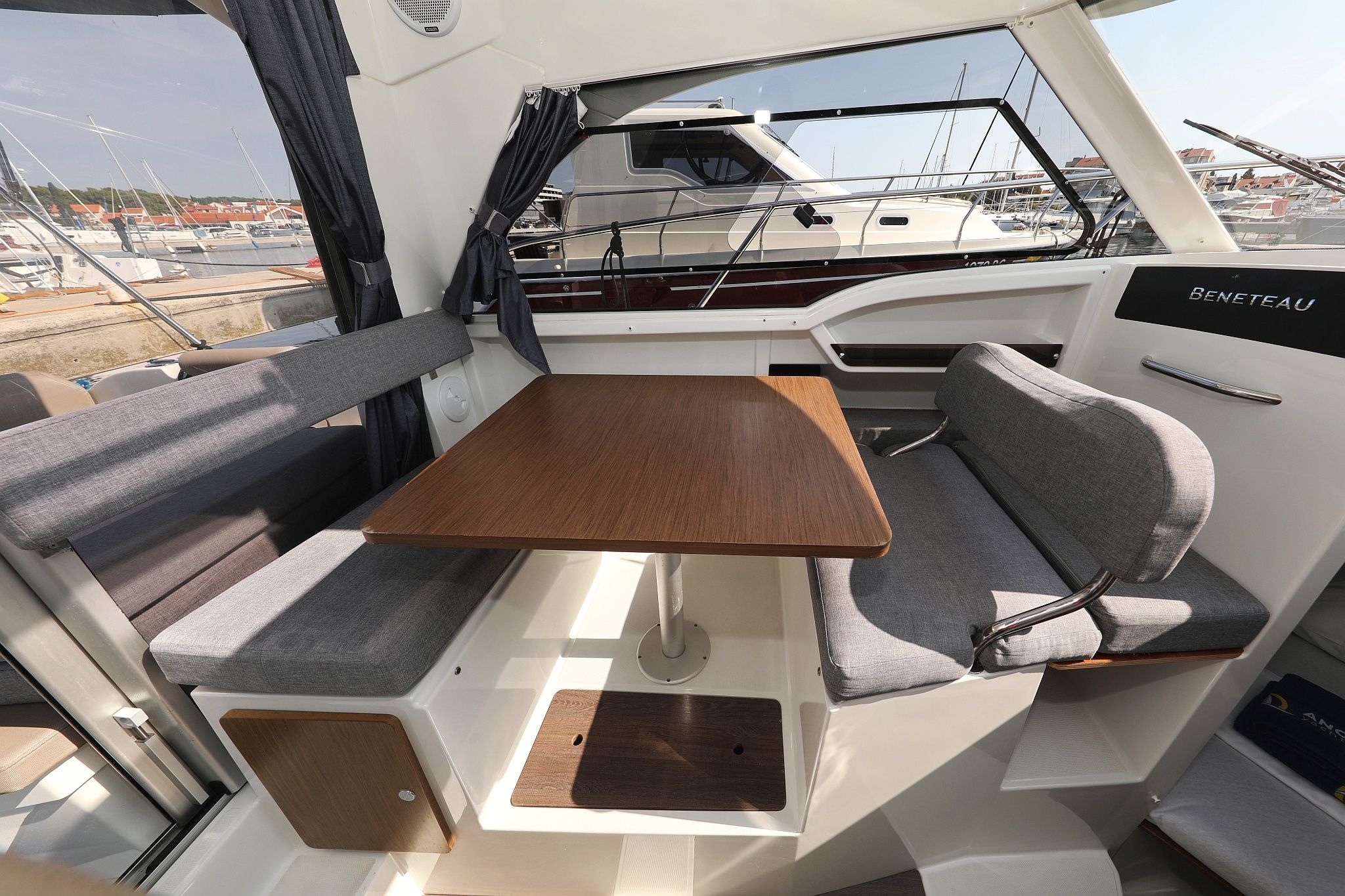 Beneteau Antares 8 | Angela