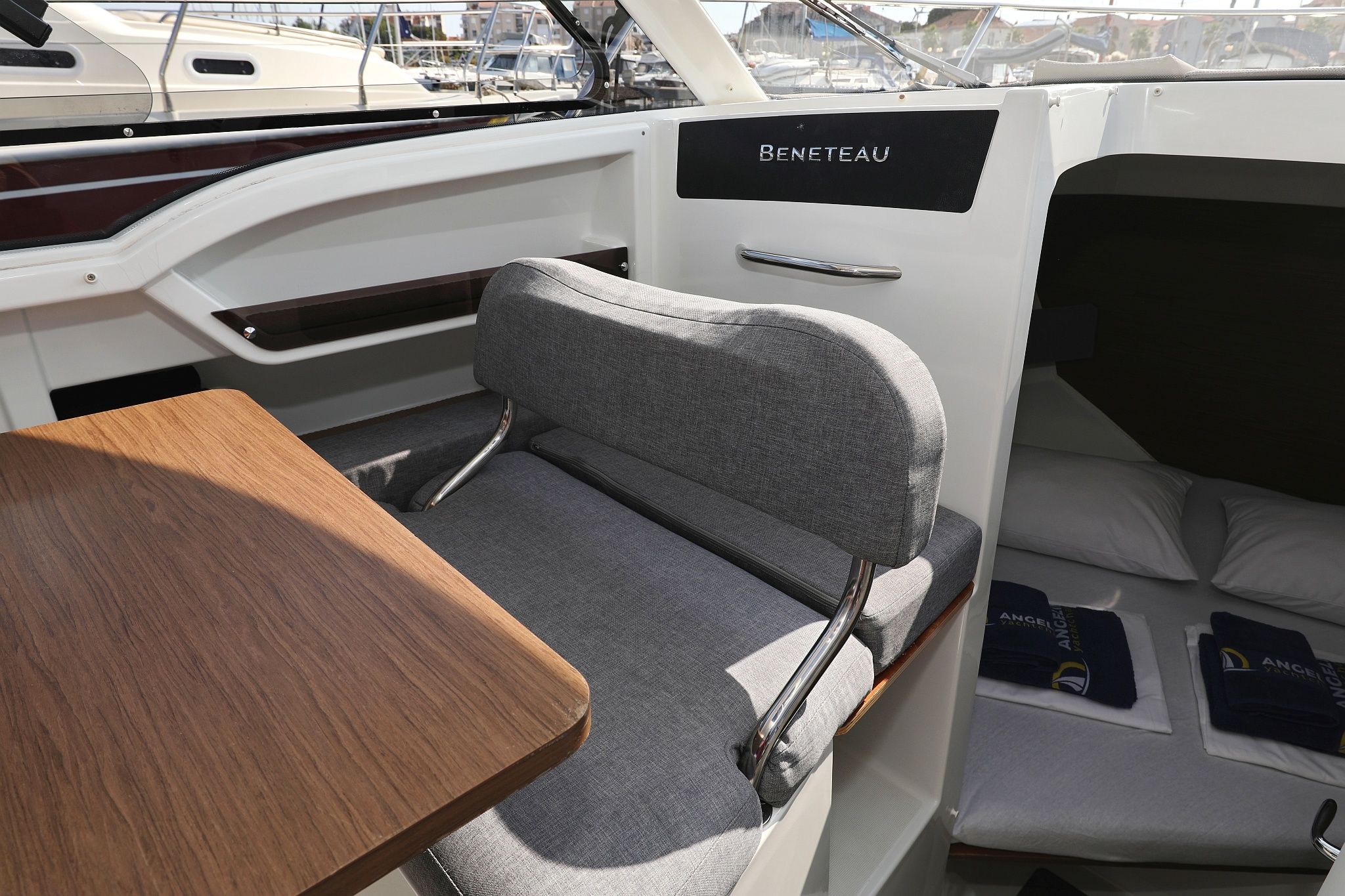 Beneteau Antares 8 | Angela