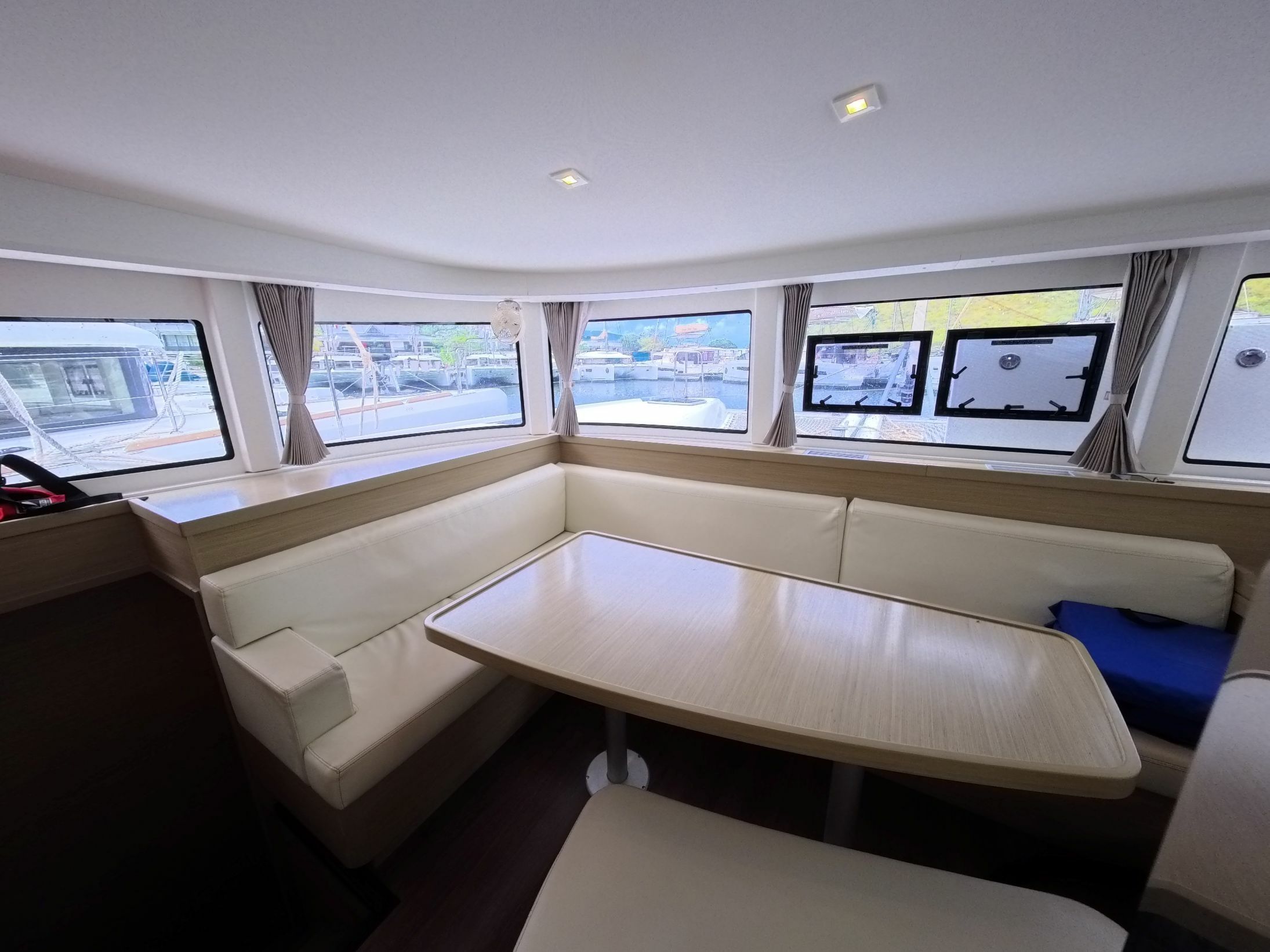 Lagoon 42 | Daffodil