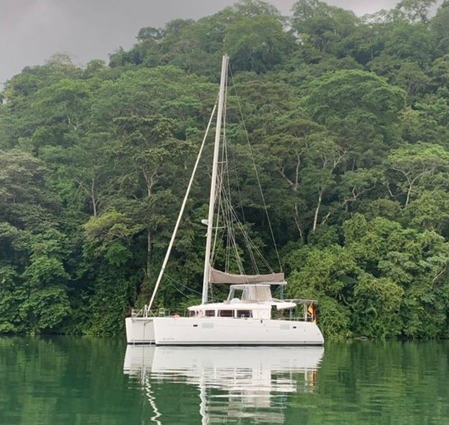 Lagoon 450 | Flash of green