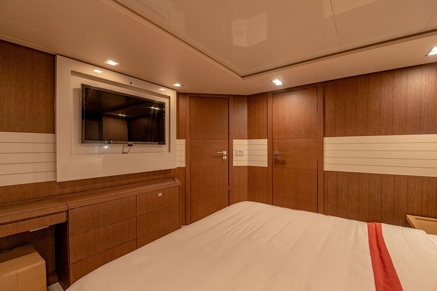 Ferretti Custom Line 100 | Infinitas