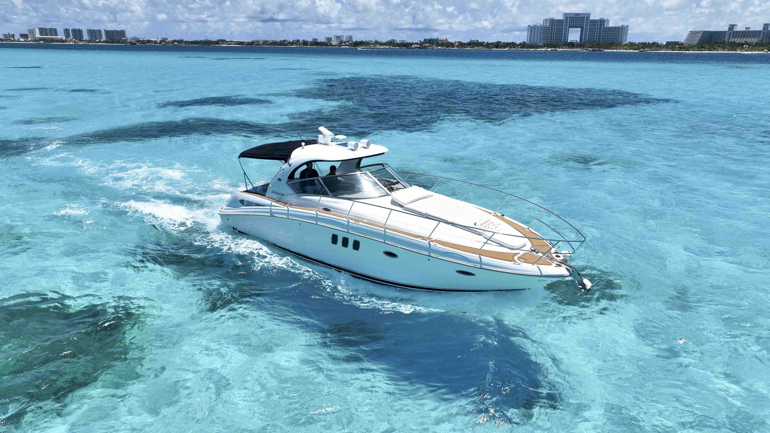 Sea Ray 370 | White