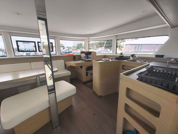 Lagoon 42 | Periwinkle