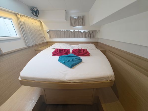 Lagoon 42 | Periwinkle