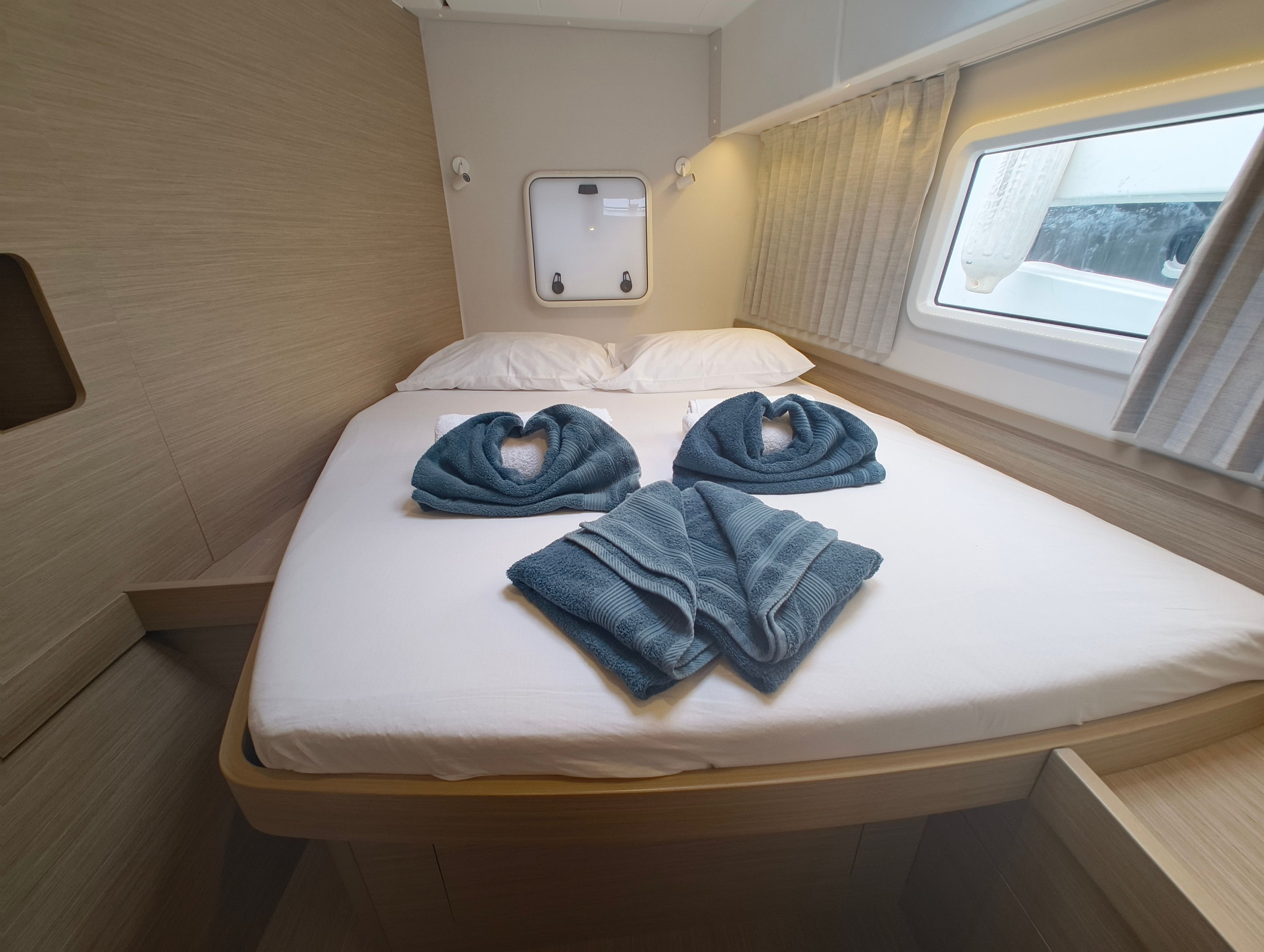 Lagoon 42 | Periwinkle