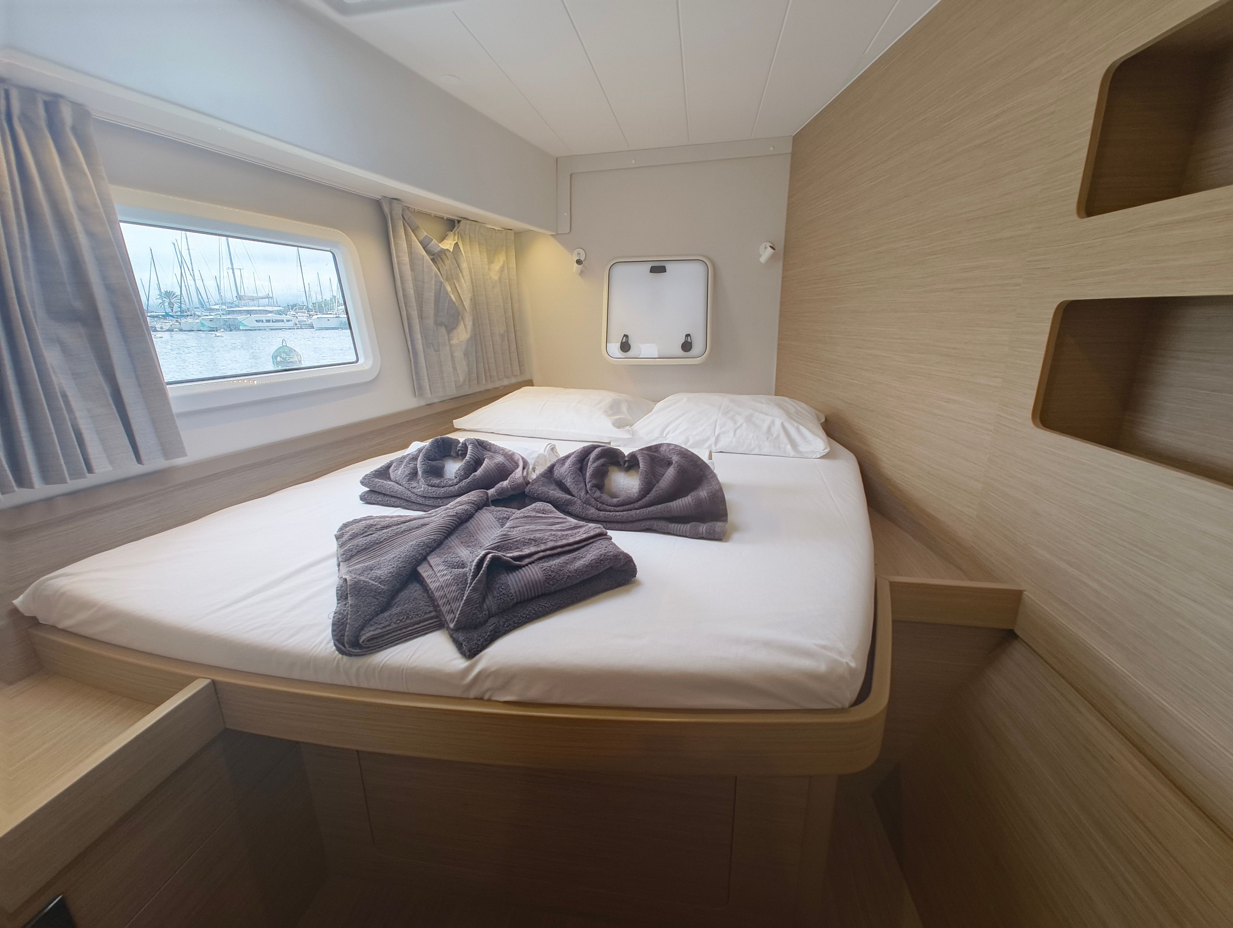 Lagoon 42 | Periwinkle