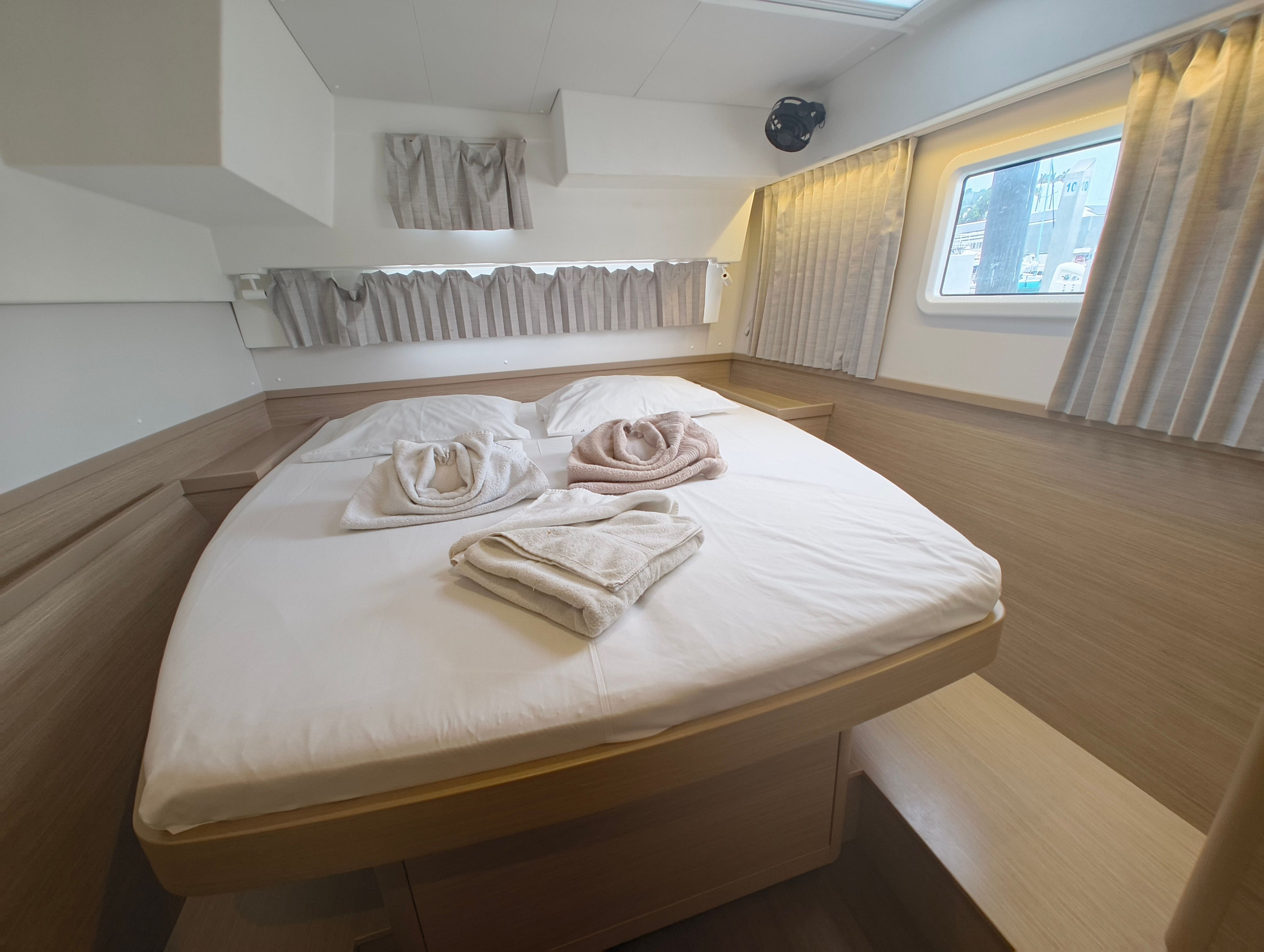 Lagoon 42 | Periwinkle