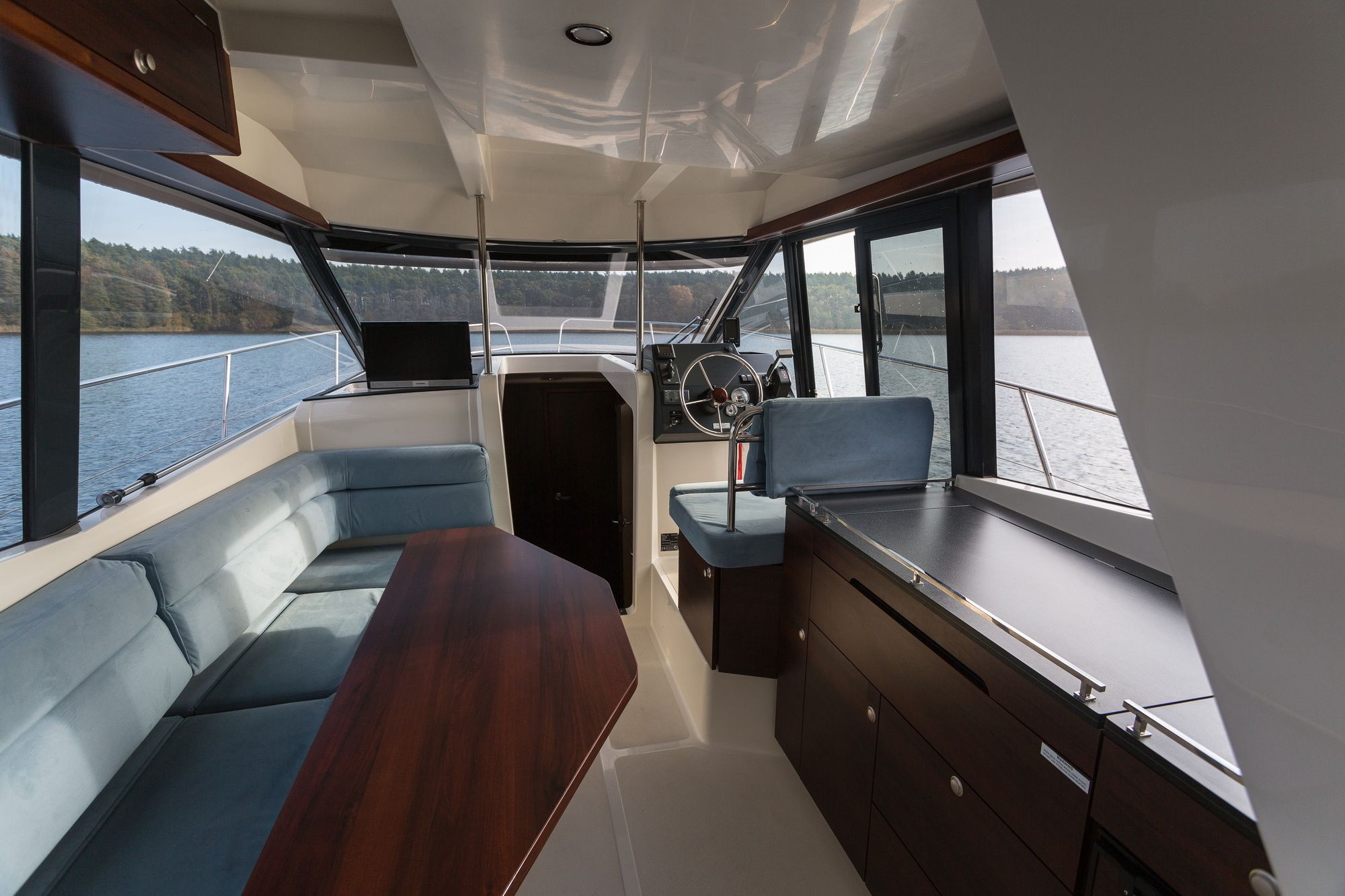 Platinum 989 Flybridge | Froher Max