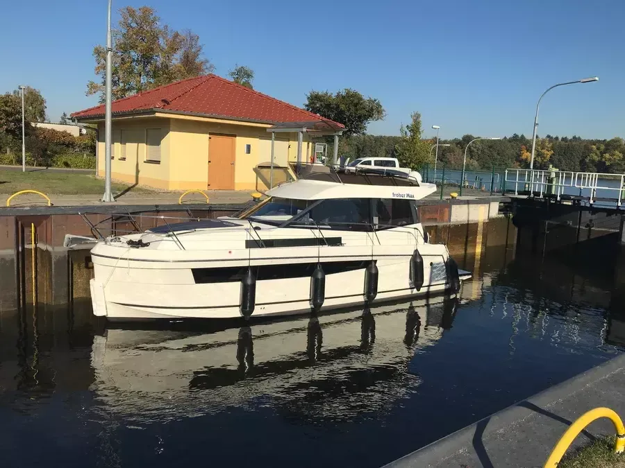 Platinum 989 Flybridge | Froher Max