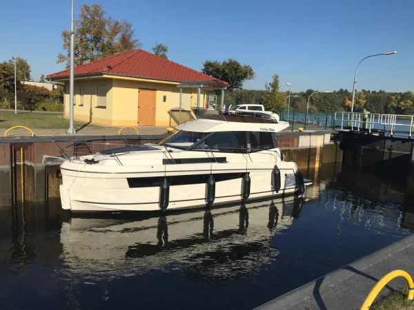 Platinum 989 Flybridge | Froher Max