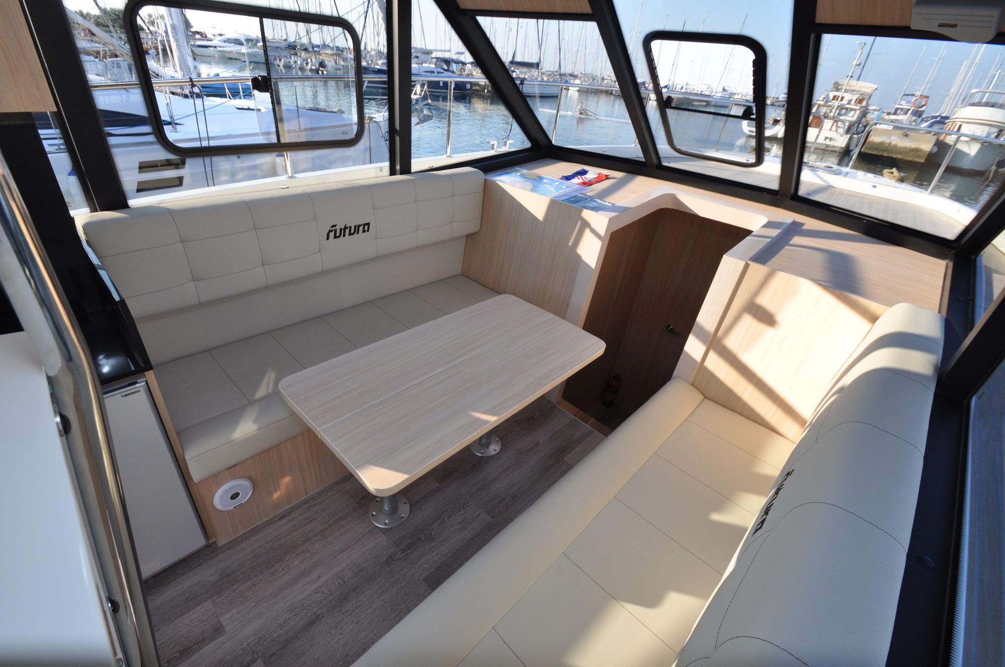 Futura 40 | Dicker Max 2