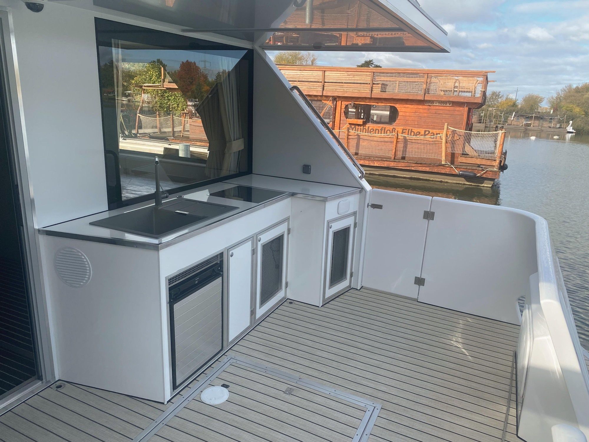 Houseboat Luxboot | Lillit 2