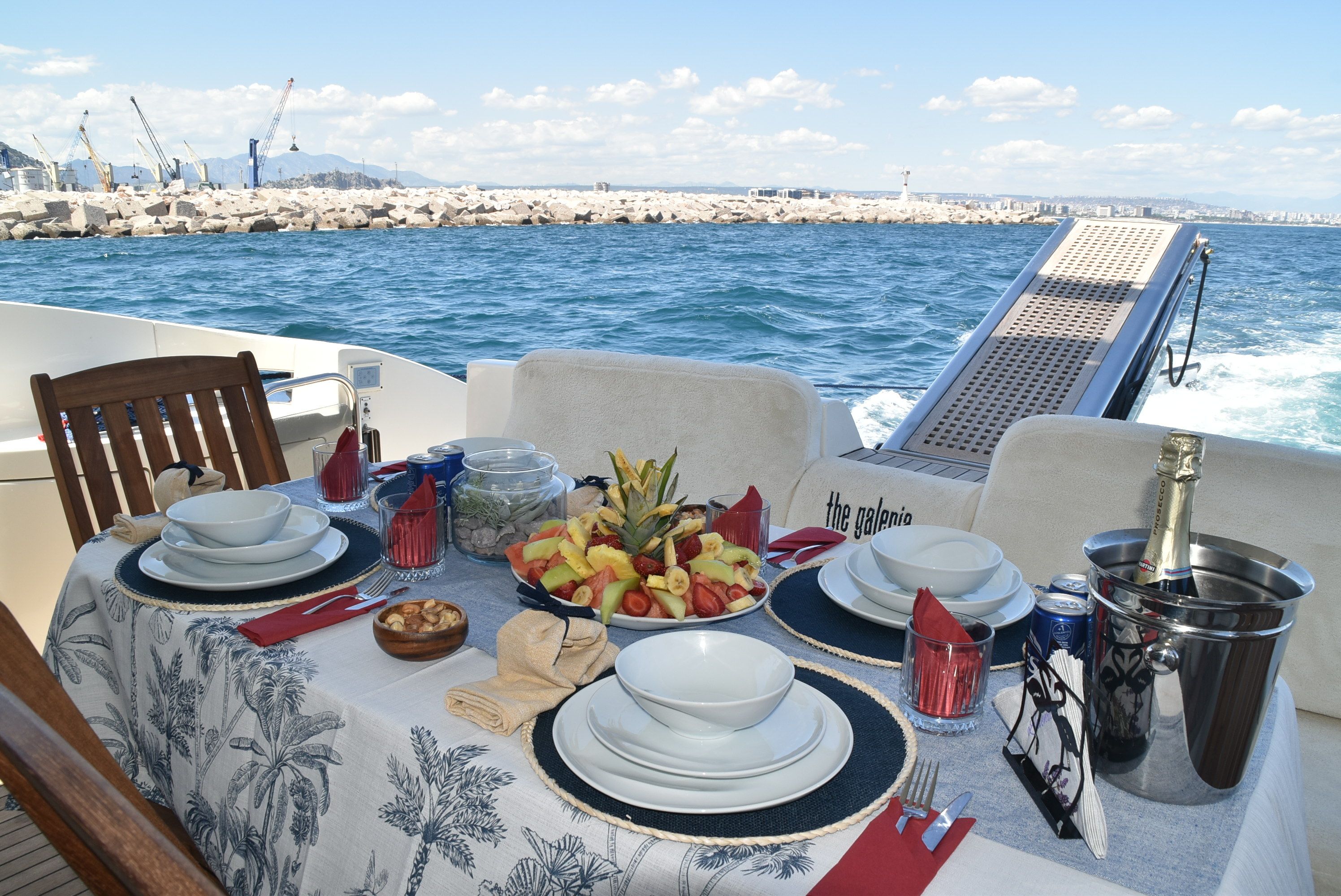 Azimut 55 | The Galeria