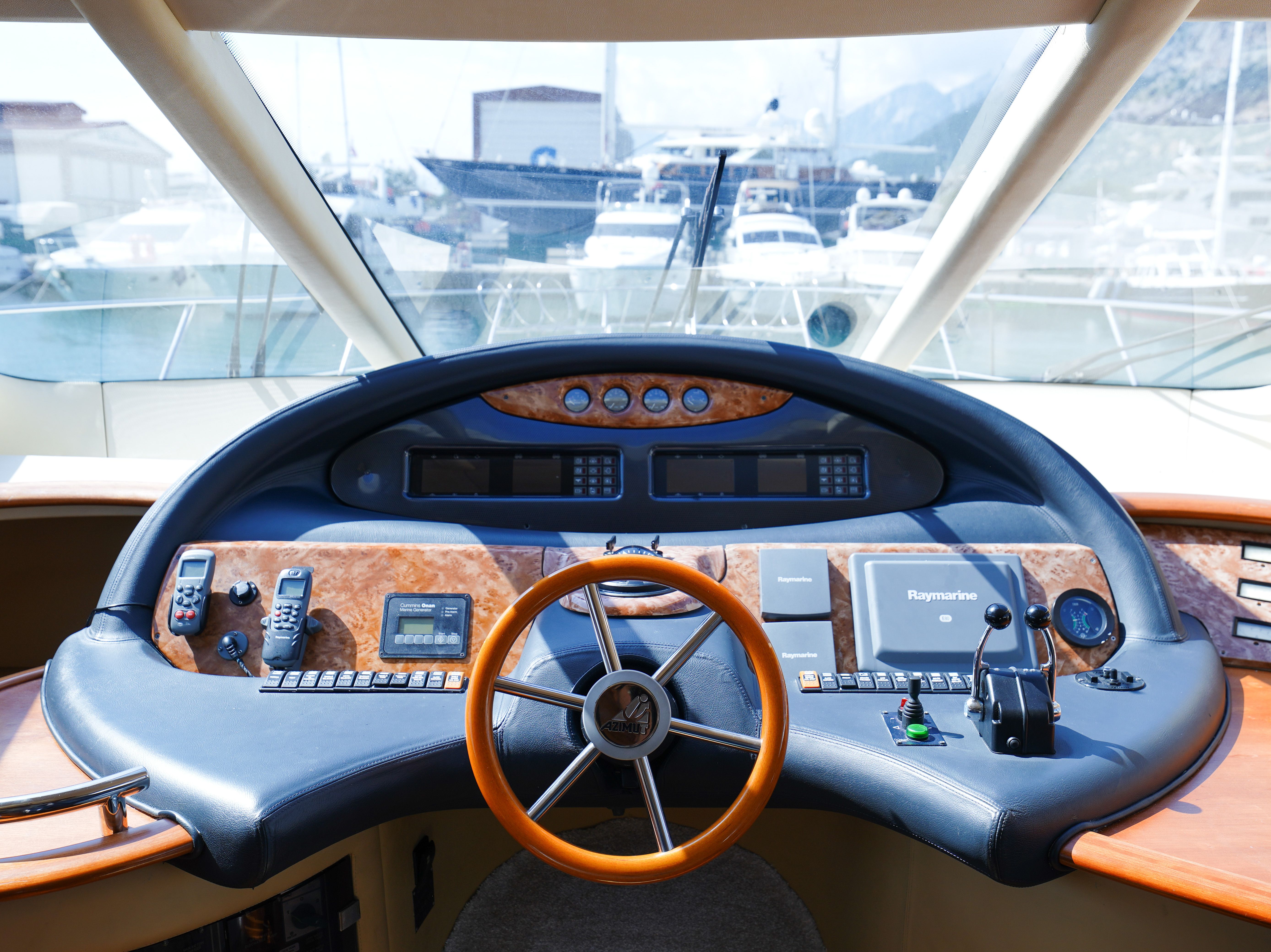 Azimut 55 | The Galeria