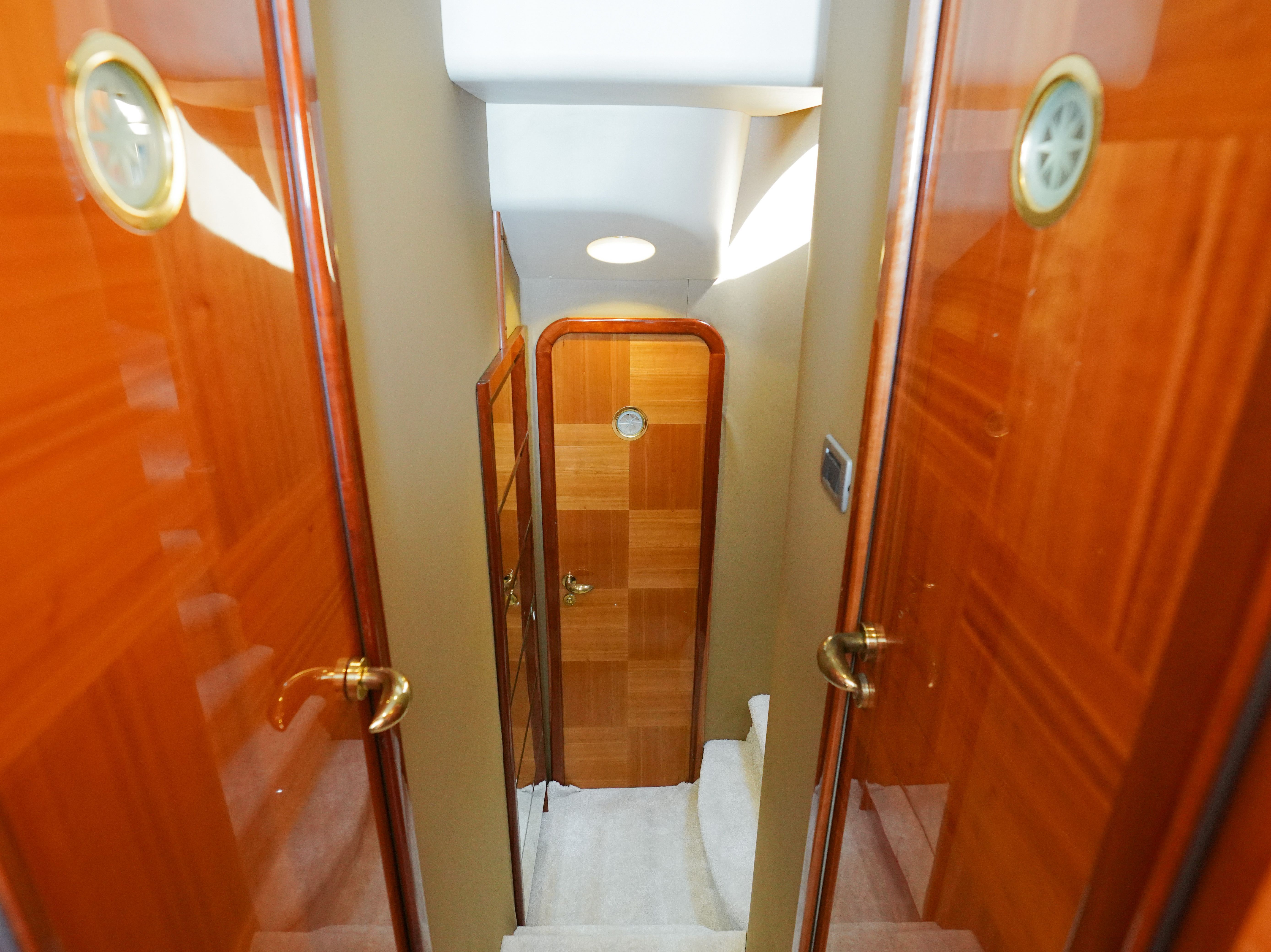 Azimut 55 | The Galeria