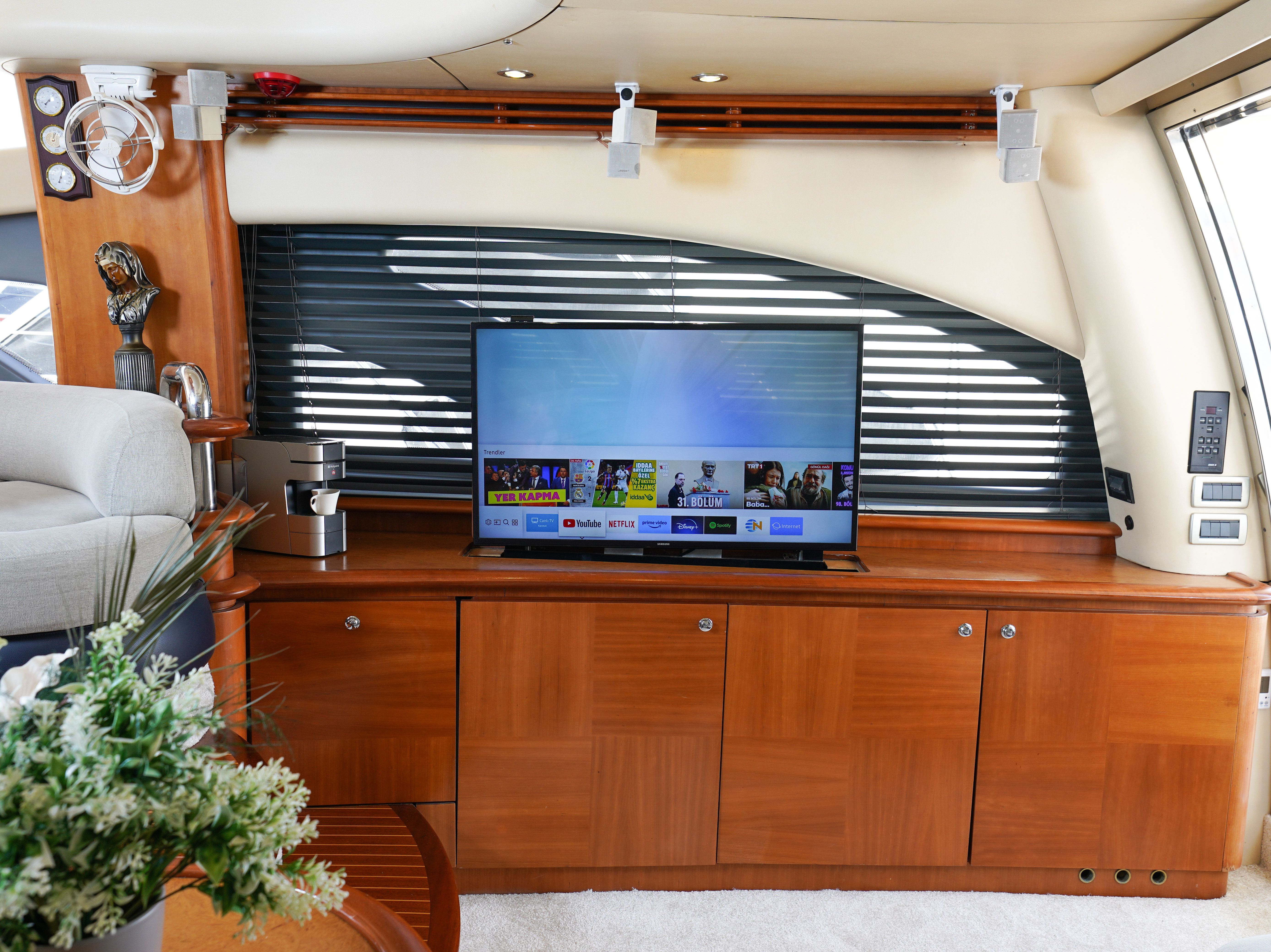 Azimut 55 | The Galeria