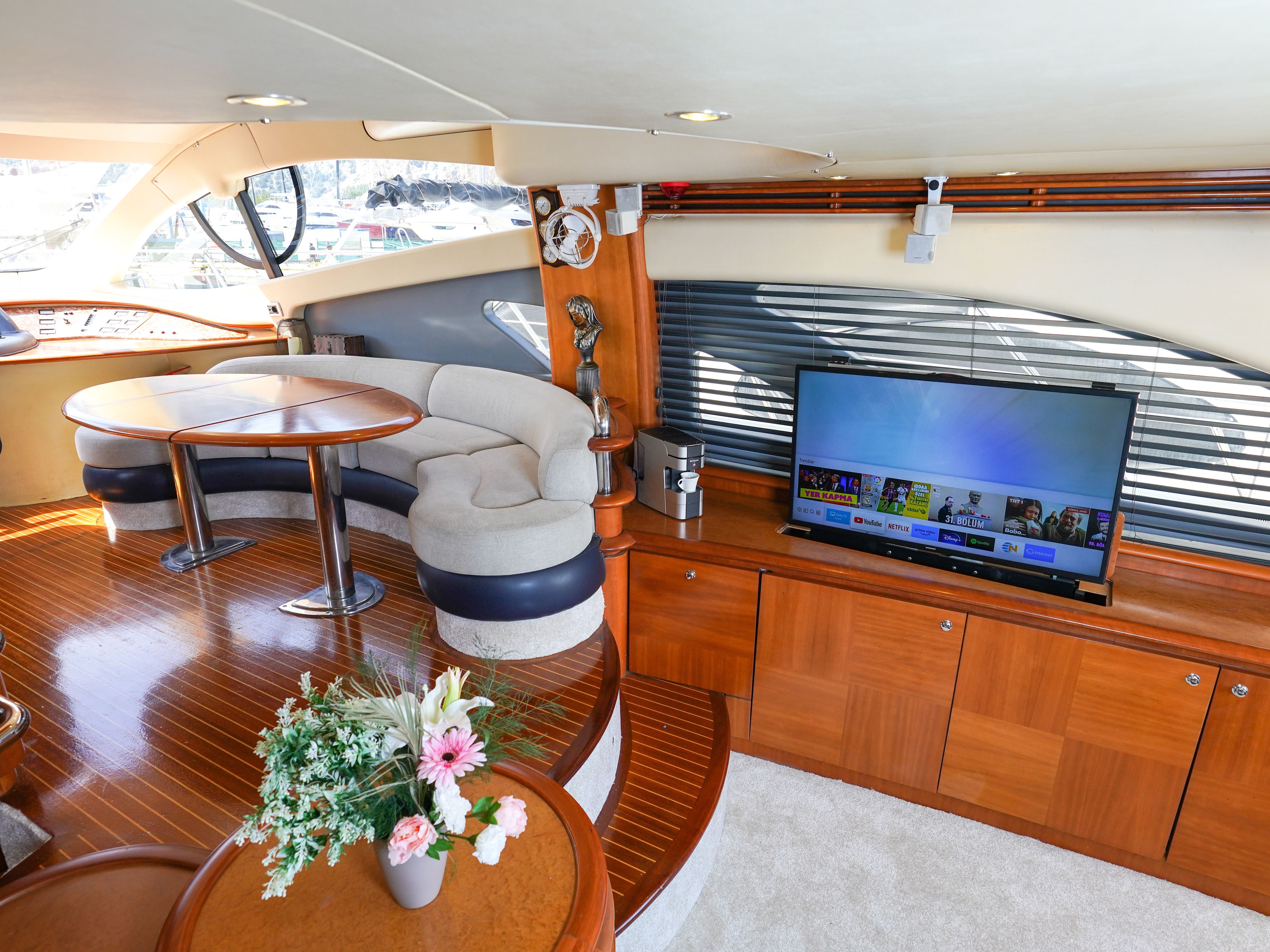 Azimut 55 | The Galeria