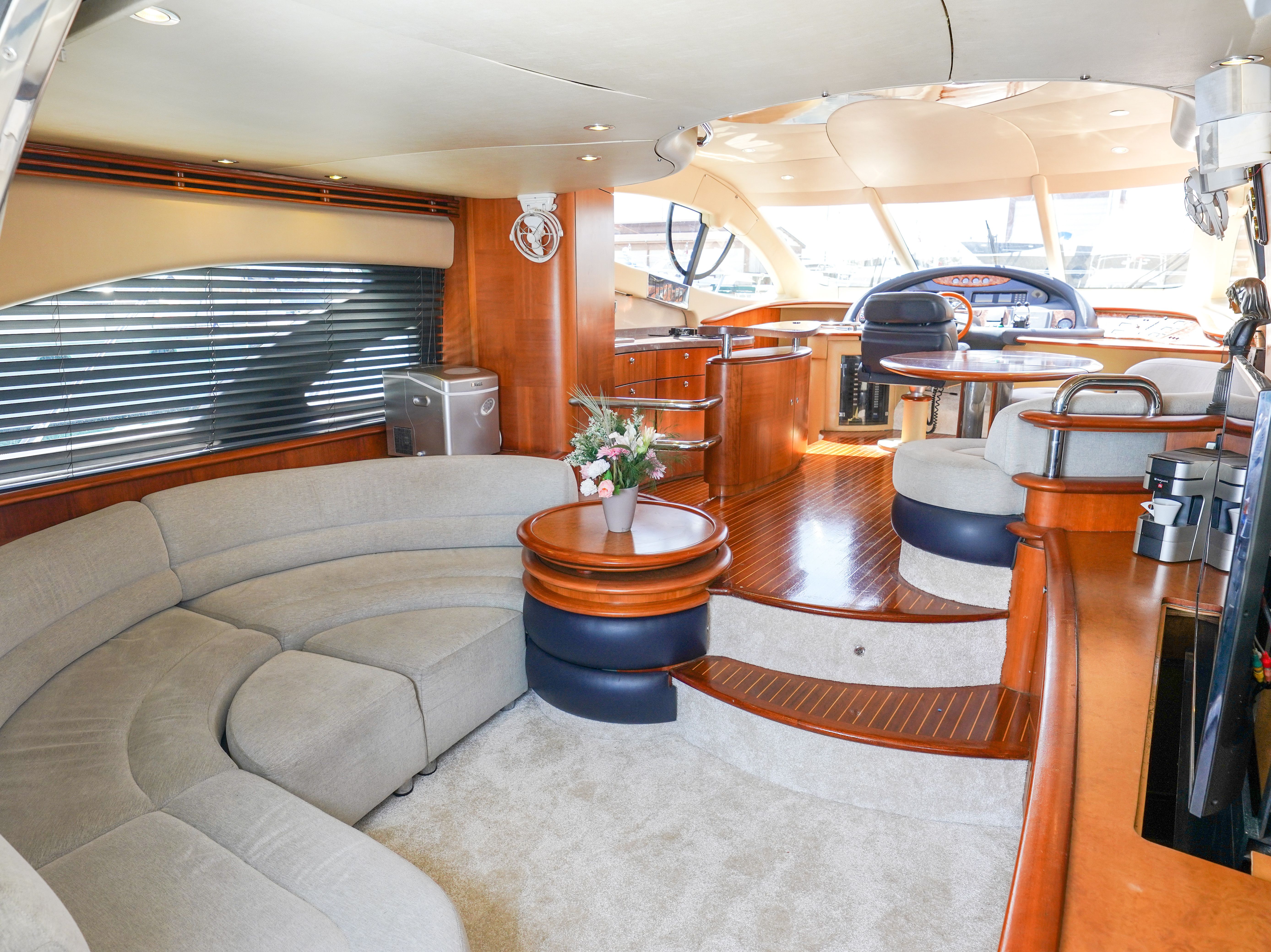 Azimut 55 | The Galeria