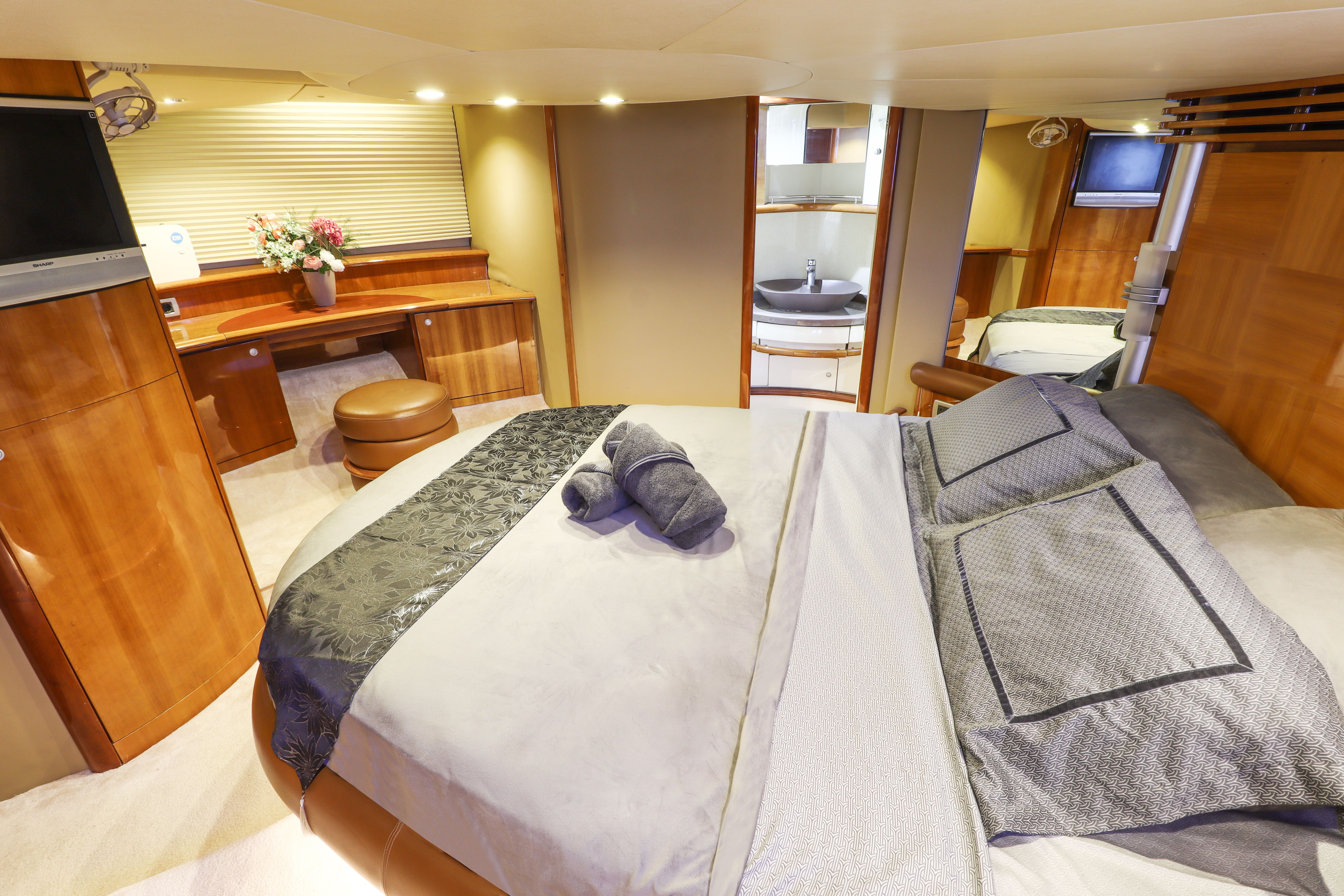 Azimut 55 | The Galeria