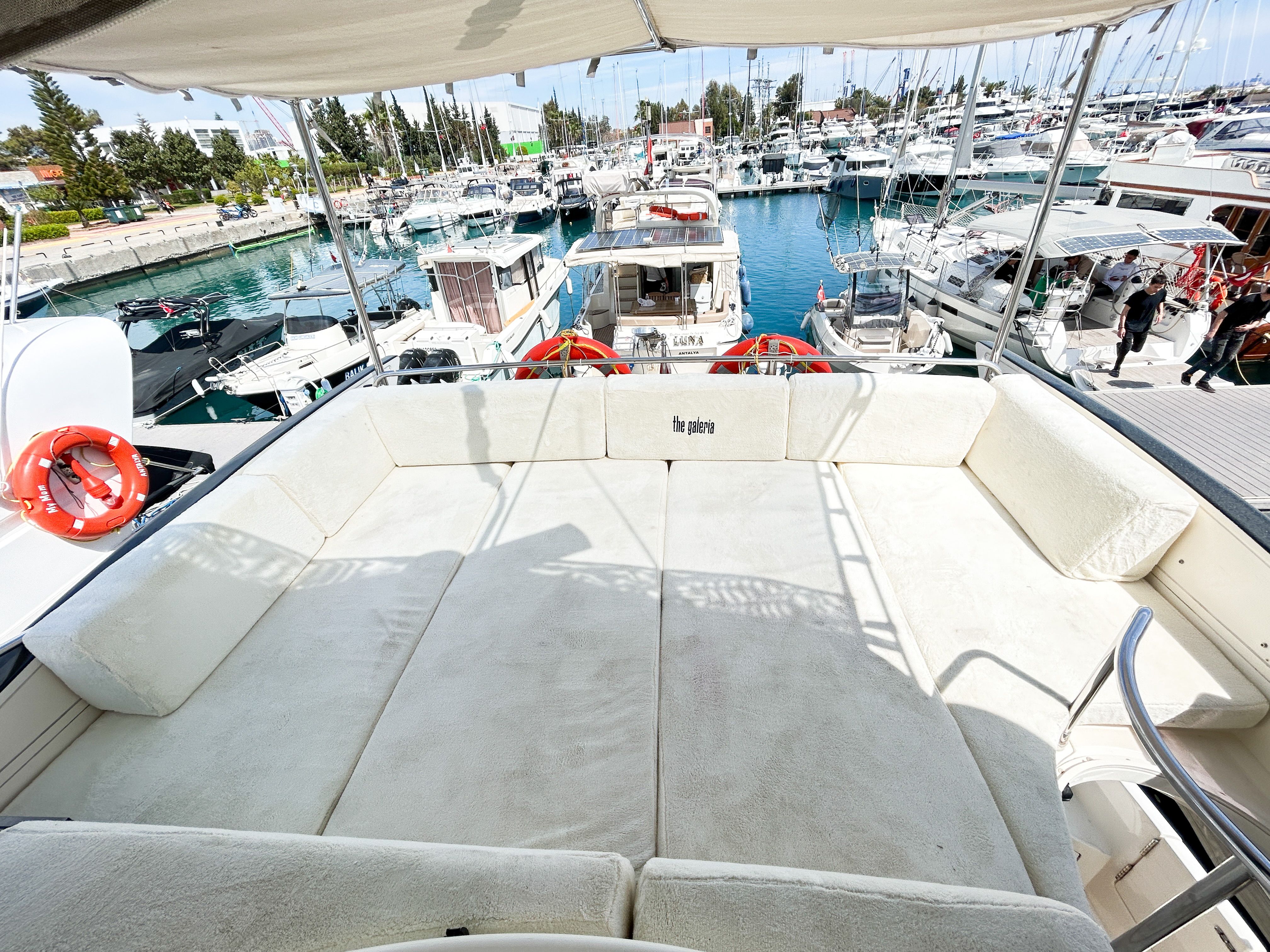 Azimut 55 | The Galeria