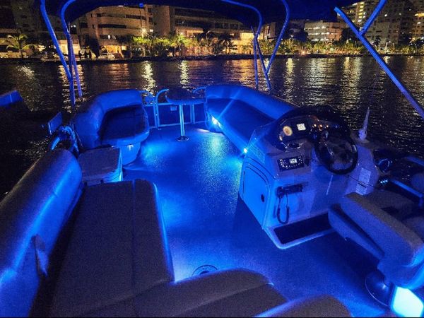 Sun Tracker 24 | Mavi